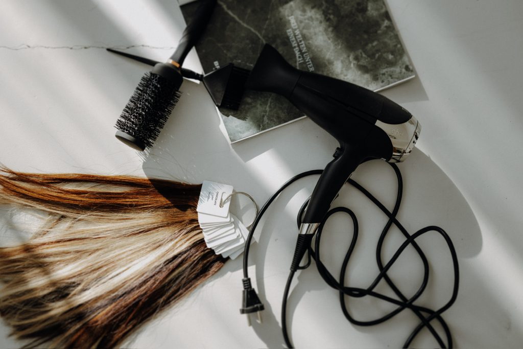 Profi-Werkzeug und Haarsträhnen für Color Correction und Olaplex-Pflege bei Domani